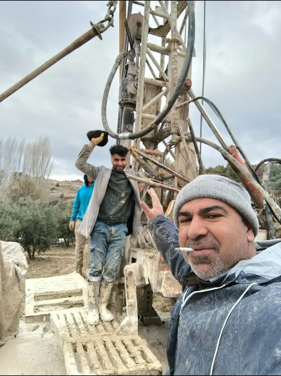 Sondaj sahasında ekip üyeleri