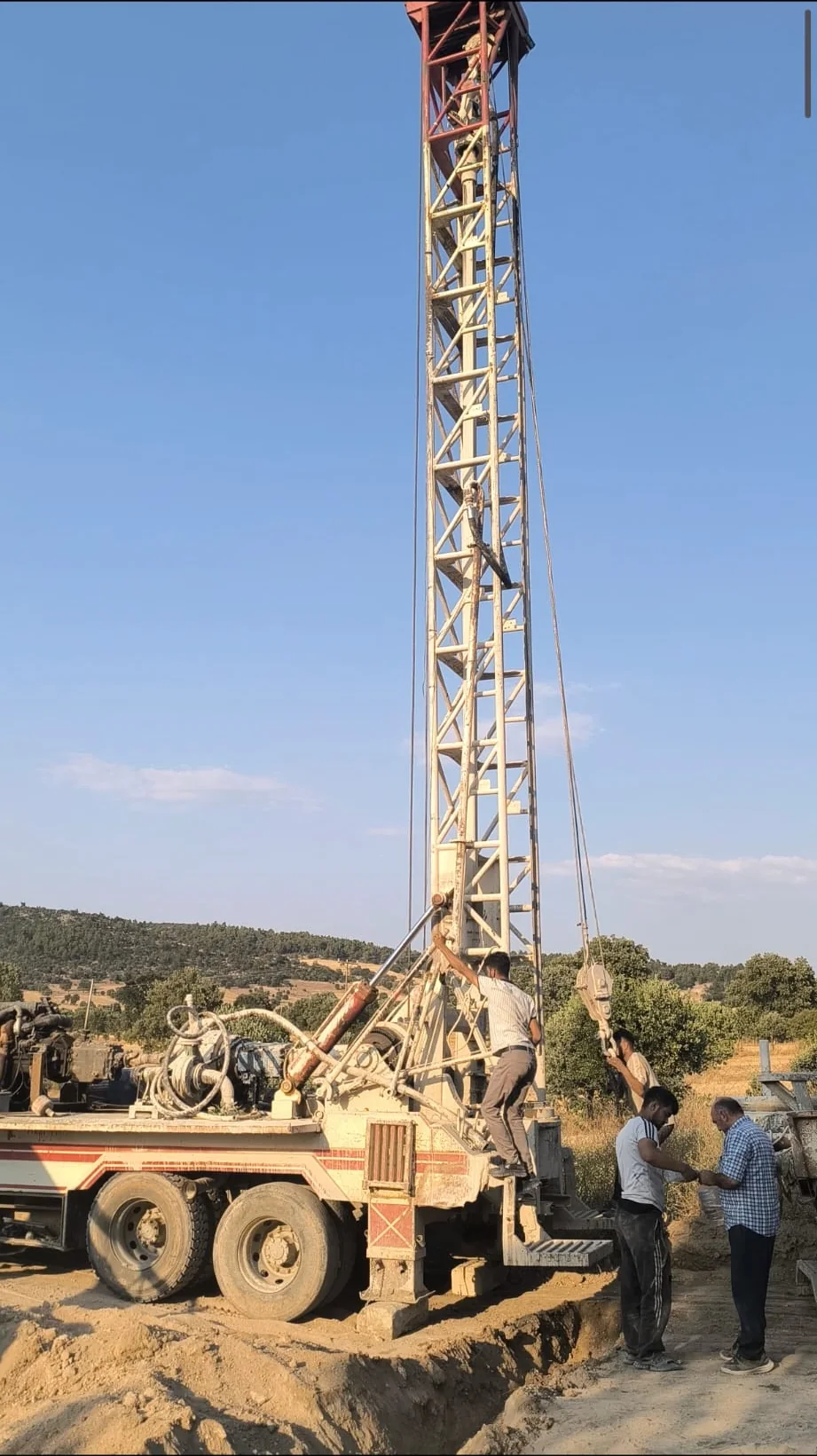 Kurulum sırasında sondaj kulesi ve saha ekibi
